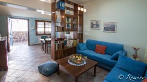 sala de estar con sofá azul y mesa en Villa Vigna, en Camporosso