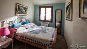 1 dormitorio con cama y ventana en Villa Vigna, en Camporosso