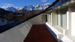 balcón con vistas a las montañas cubiertas de nieve en Hotel Tehuelche en Esquel