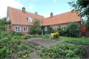 a house with a garden in front of it at Aakirkeby Bed and Breakfast in Åkirkeby