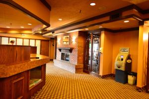 lobby restauracji z punktem sprzedaży biletów i automatem z biletami w obiekcie Assiniboine Gordon Inn on the Park w mieście Winnipeg