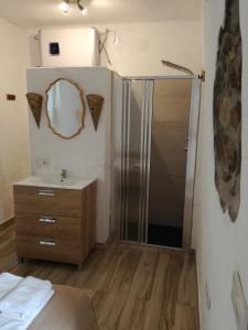 Un baño de La Mirilla Suites 2