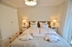Tempat tidur dalam kamar di Villa Strandblick 3