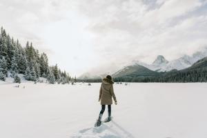 una persona está parada en los esquís en la nieve en Mount Engadine Lodge, en Kananaskis Village