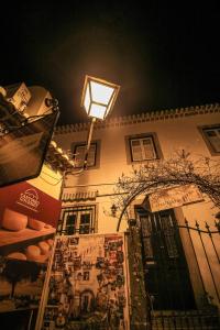 una luz de la calle frente a un edificio por la noche en Casas do Patio Sem Cantigas 3, en Sintra