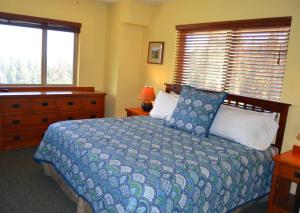 Rúm í herbergi á Montecito Sequoia Lodge