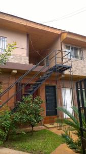 una casa con una escalera de caracol en el lateral. en Yate I en Puerto Iguazú