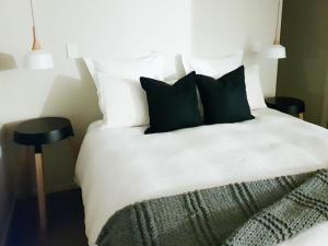 מיטה או מיטות בחדר ב-WoodyHanger Lodge
