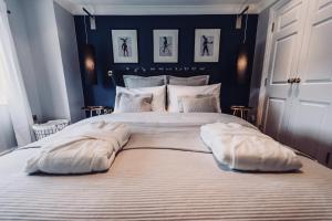 a bedroom with a large bed with white pillows at No.10 Broadway in Broadway