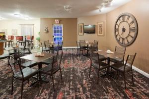 Un restaurant sau alt loc unde se poate mânca la GrandStay Residential Suites Hotel - Eau Claire