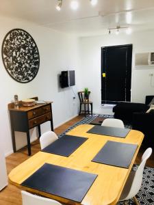 - un salon avec une table en bois et un bureau dans l'établissement Cottage on Cork - Muddy Cottage, à Winton