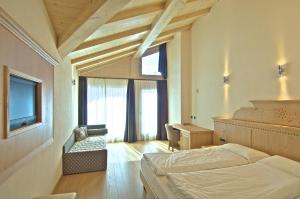 A bed or beds in a room at Hotel Alba Még 37 kép