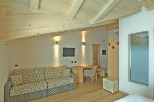 A television and/or entertainment centre at Hotel Alba