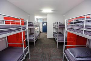 凱恩斯的住宿－Mad Monkey Waterfront，宿舍间设有几张双层床。