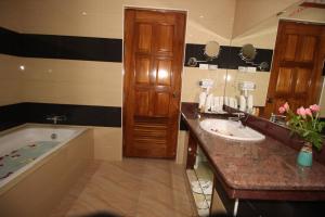 Bilik mandi di Myanmar Life Hotel