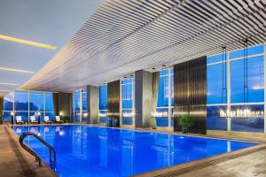 Bazén v ubytování Wanda Realm Hotel Wuhu nebo v jeho okolí