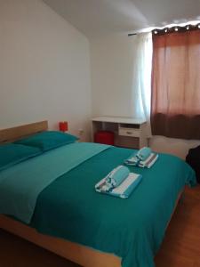 1 dormitorio con 1 cama con edredón verde en Sončne Terase, en Piran