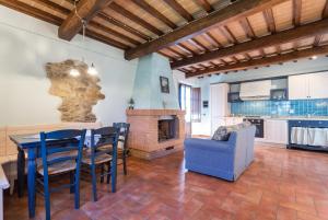 sala de estar con mesa, sillas y chimenea en Principe Del Trasimeno, en Castiglione del Lago