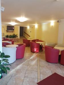een restaurant met tafels en stoelen in een kamer bij All Inclusive Hotel Piccolo Paradiso in Toscolano Maderno