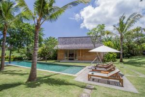Una villa con piscina y un complejo turístico. en Alea Estate, en Kerobokan 128 fotos más