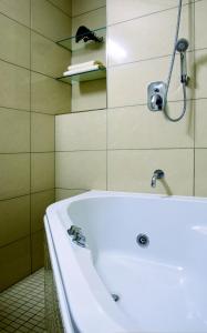 y baño con ducha y bañera blanca. en Afrika Hotel Frýdek-Místek, en Frýdek-Místek
