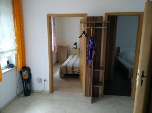 uma sala com um quarto com uma cama e uma escada em Gemutlicher Ferienbungalow am Felsensee bei Pretzien em Pretzien