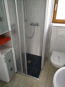 Et badeværelse på Gemutlicher Ferienbungalow am Felsensee bei Pretzien