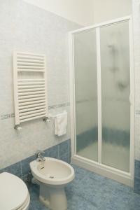 Ένα μπάνιο στο Hotel Loreley