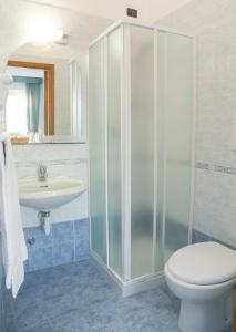 Ένα μπάνιο στο Hotel Loreley