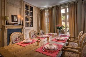 uma sala de jantar com uma mesa de madeira e cadeiras em B&B Maison le Dragon em Bruges