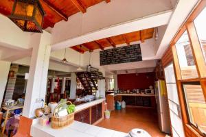 een grote keuken met een aanrecht in een kamer bij Huen Jam Rat in Mae Chaem