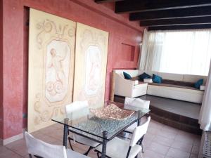jadalnia ze stołem i kanapą w obiekcie Sky Wellness Apartment w mieście Porto SantʼElpidio +10 zdjęć