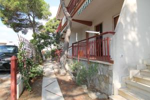 Το κτήριο όπου στεγάζεται  η παραθεριστική κατοικία
