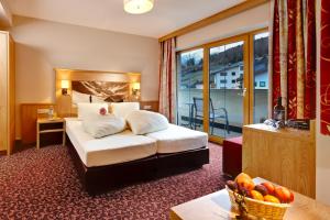 a hotel room with a bed and a balcony at Hotel Elisabeth Superior Sölden in Sölden