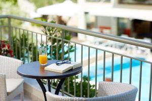Bazén v ubytování Renaissance Hanioti Resort nebo v jeho okolí