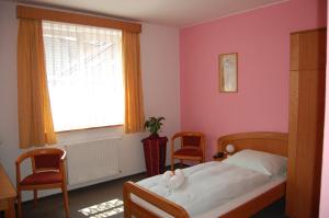 Postel nebo postele na pokoji v ubytování Penzion U Zvonu