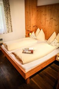Postel nebo postele na pokoji v ubytování PEOPLE'S Hotel