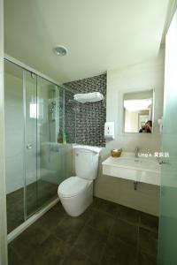 頭城的住宿－蘭博會館 ，浴室配有卫生间、淋浴和盥洗盆。