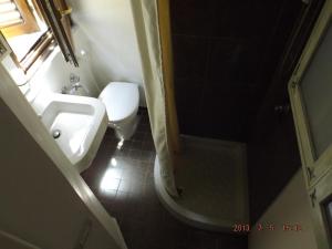 パレルモにあるCasetta Nostraのバスルーム(トイレ、洗面台、シャワー付)