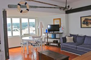 una sala de estar con un sofá y una mesa en Akisol Sesimbra Beach, en Sesimbra 10 fotos más