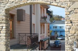 una vista de un edificio a través de un arco en Penzion U Zvonu, en Nový Jičín