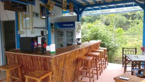 een bar met houten krukken in een restaurant bij Lakchai Resort in Ko Chang