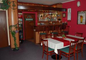 restauracja ze stołem i krzesłami oraz bar w obiekcie Penzion U Zvonu w Nowym Jiczynie