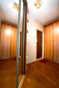 モスクワにあるFortEstate Apartment Nametkina 9の木製のキャビネット、ドア、廊下が備わる客室です。