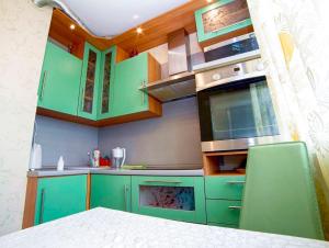モスクワにあるFortEstate Apartment Nametkina 9のキッチン(緑のキャビネット、カウンタートップ付)
