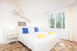 Una cama o camas en una habitación de Villa Cala Padri