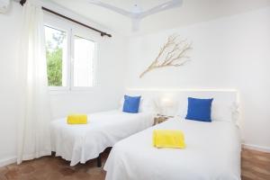 Postel nebo postele na pokoji v ubytování Villa Cala Padri + 27 fotografií