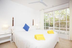 Una cama o camas en una habitación de Villa Cala Padri