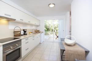 Una cocina o kitchenette en Villa Cala Padri