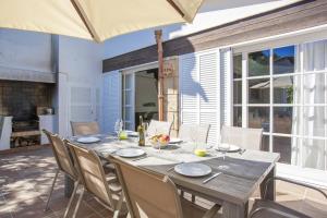 Foto de la galería de Villa Cala Padri en Font de sa Cala
